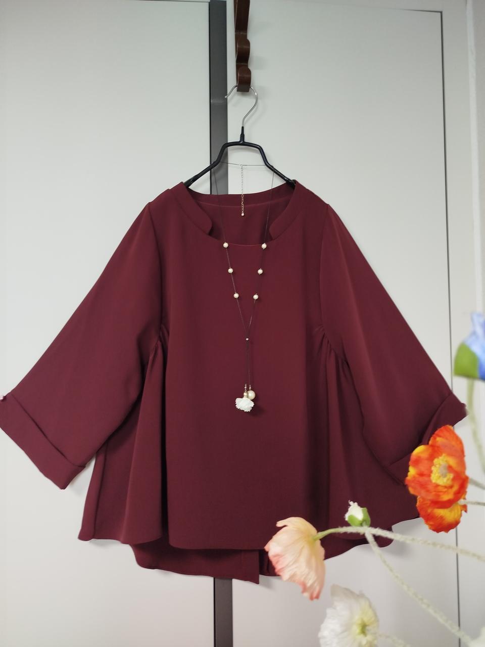 블론디 폴리원단 겨드랑이 셔링 A라인 뒷트임 블라우스