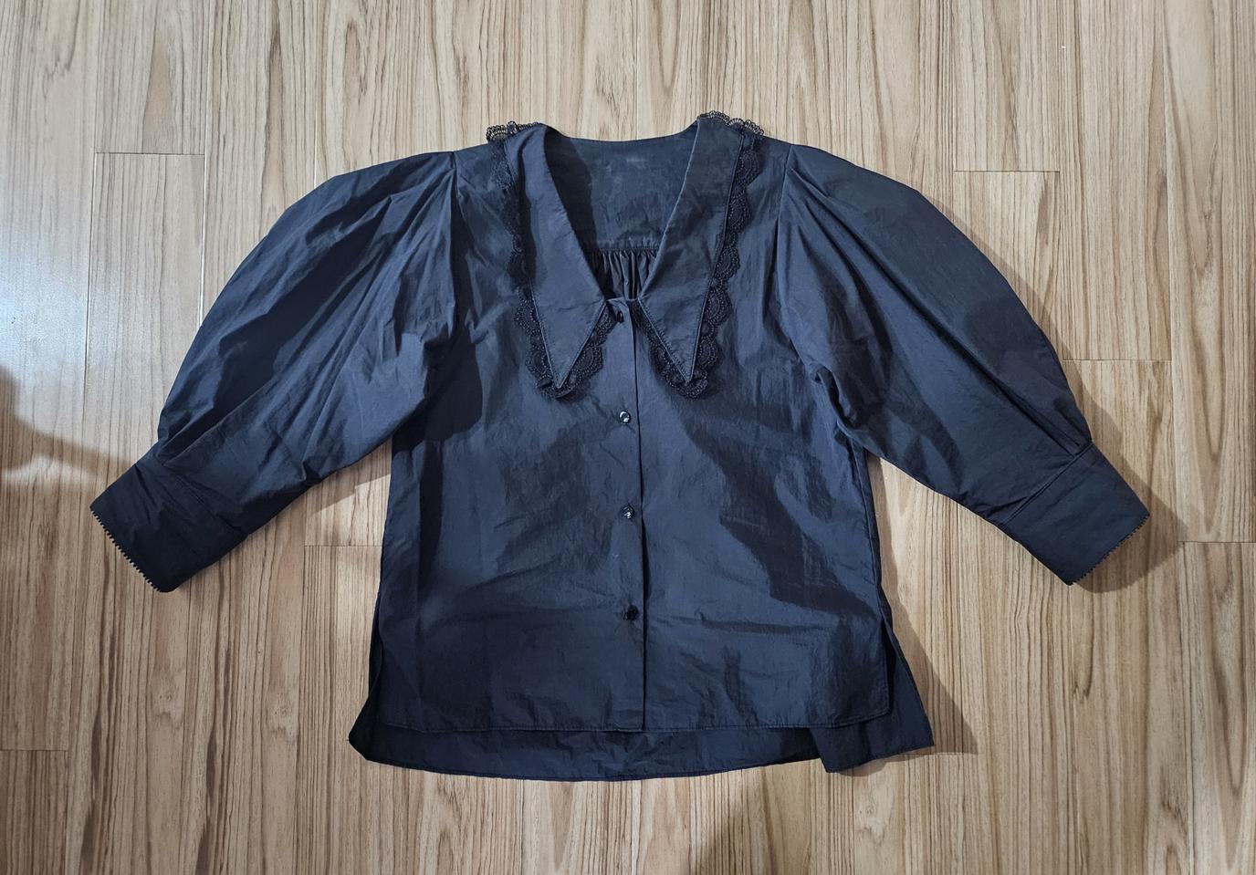 레이스카라 퍼프소매 블라우스