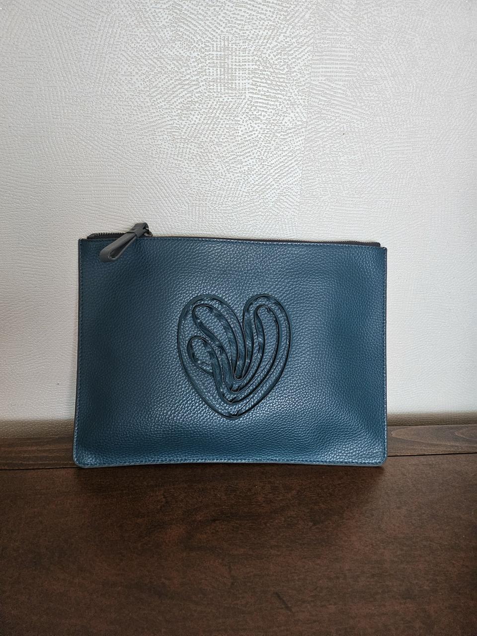 구호 하트장식 소가죽 클러치백