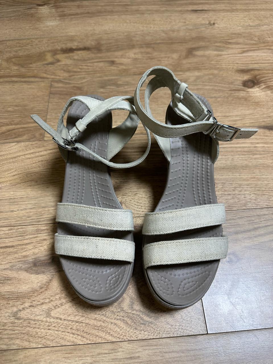 크록스 레이웨지1. w8