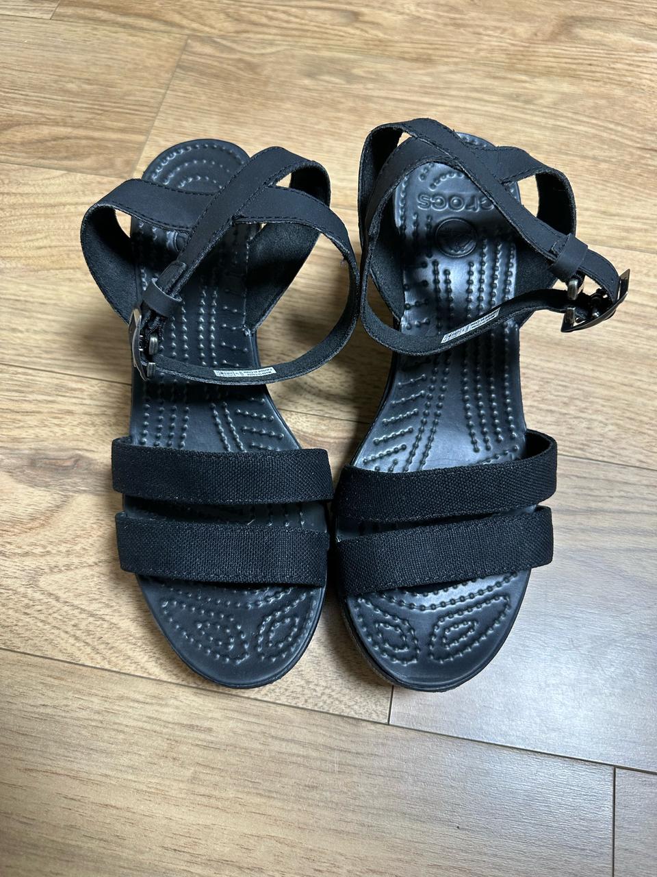 크록스 레이웨지1. w7