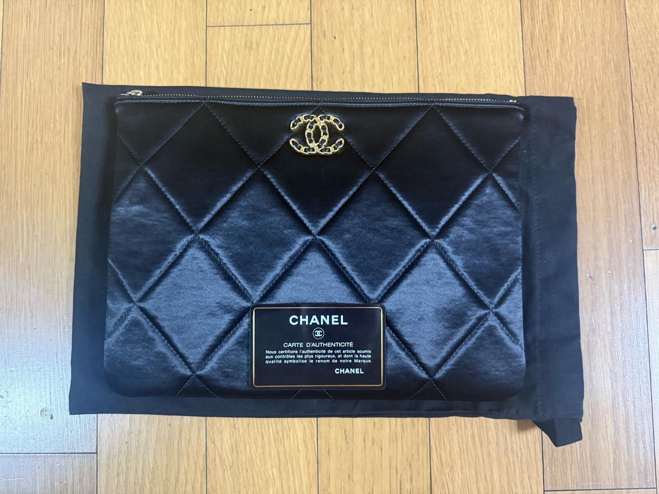 [새상품] 샤넬 19 클러치 미듐 내부검정 VIP