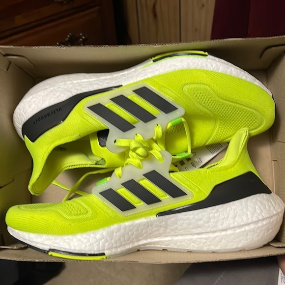 아디다스 울트라부스트 볼트옐로우 새상품