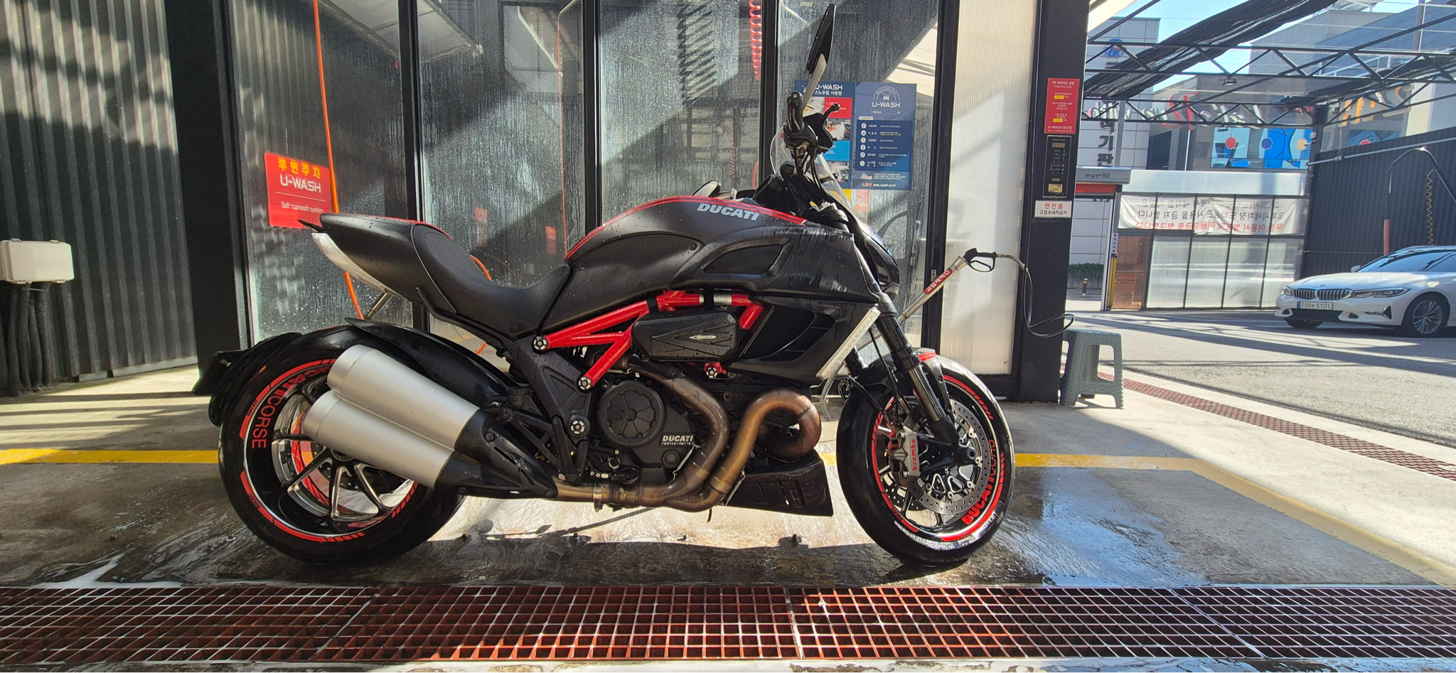 두카티 디아벨 카본