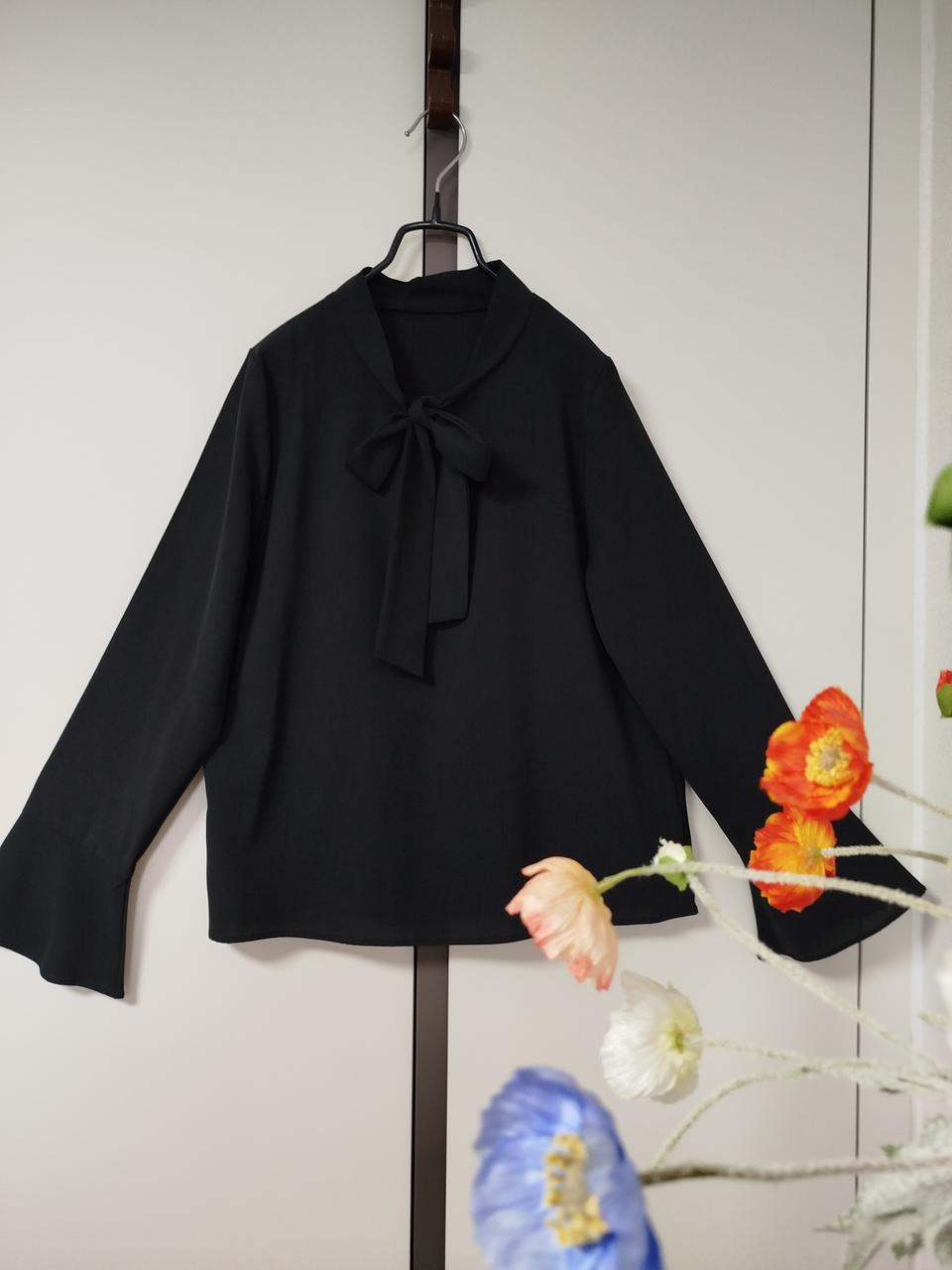 블랙 매끈 폴리 원단 리본 묶는 프릴소매 블라우스