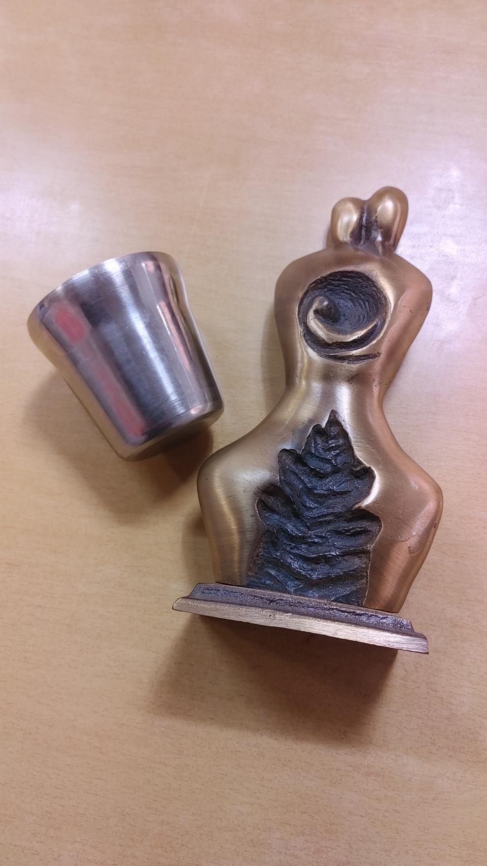 작가있는 동으로 만든  조각품