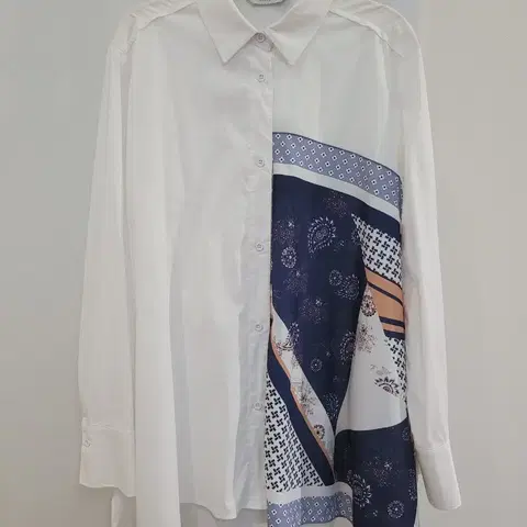 블루페페 페이즐리 포인트 화이트 블라우스