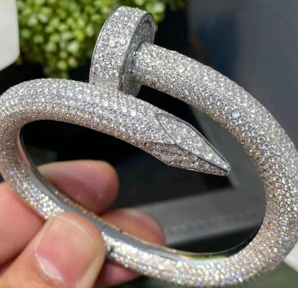 홍콩매장 전시 및 시착 용 제품 85% 할인가 한점 있습니다.