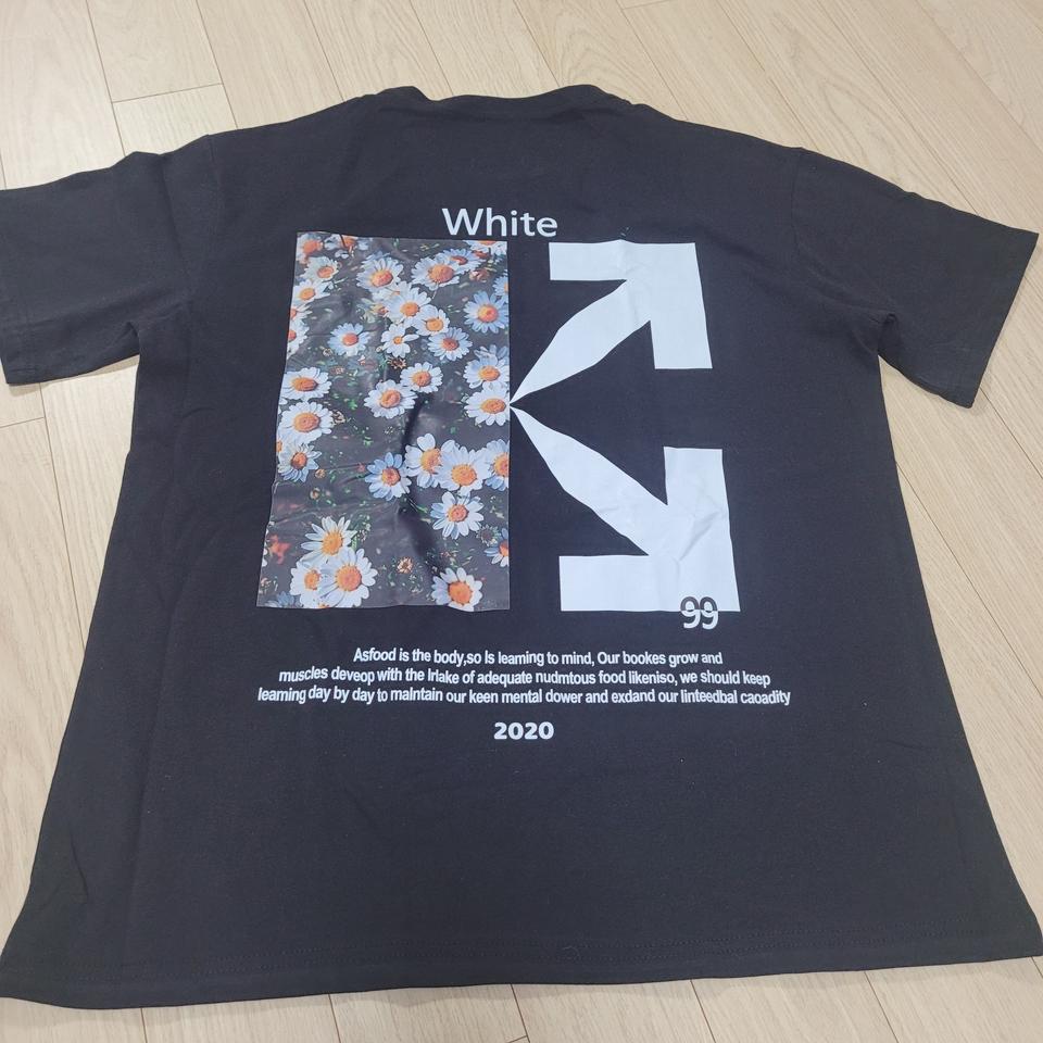 오프화이트 반팔티 100