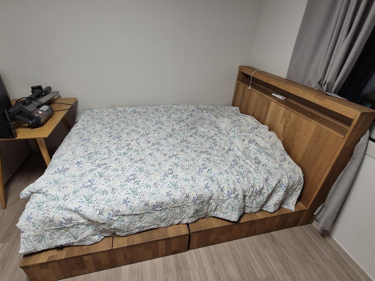 퀸사이즈 침대 프레임 & 메트리스 FOR SALE