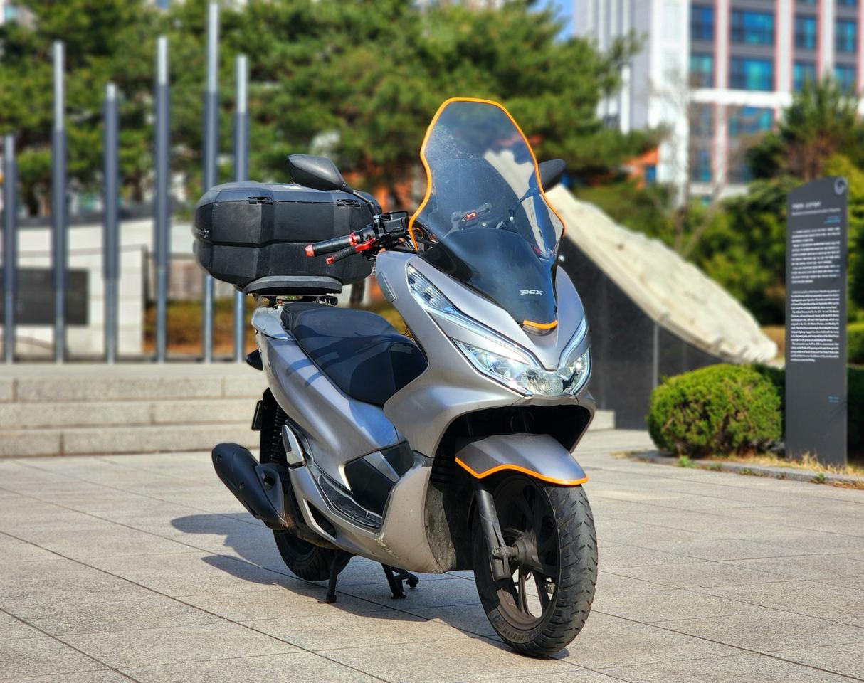 18년식.탑박스셋팅 pcx125 오토바이 판매