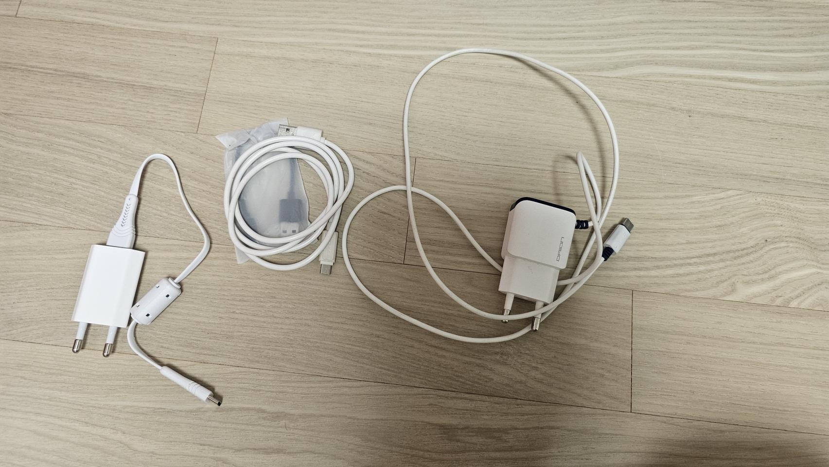 여러가지 충전기 및 케이블