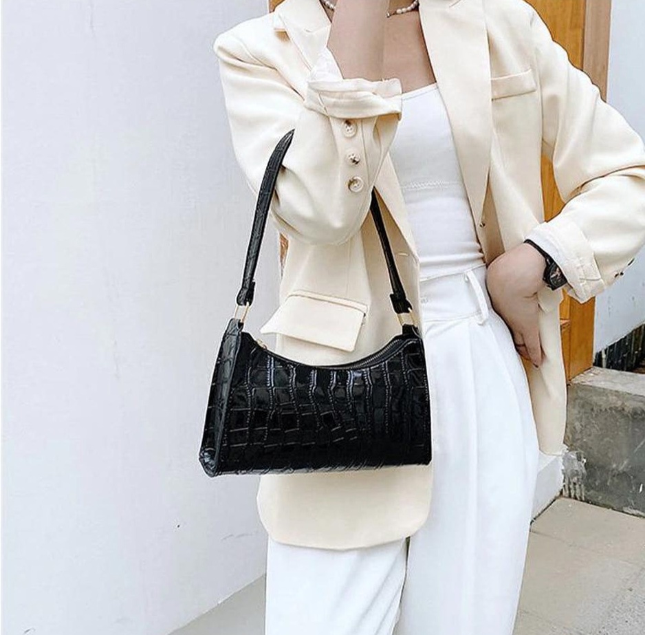[새상품] 시크블랙 크로커다일 패턴 가죽 숄더백