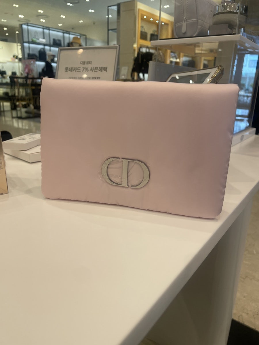 디올 신상 핑크 패딩파우치 새제품