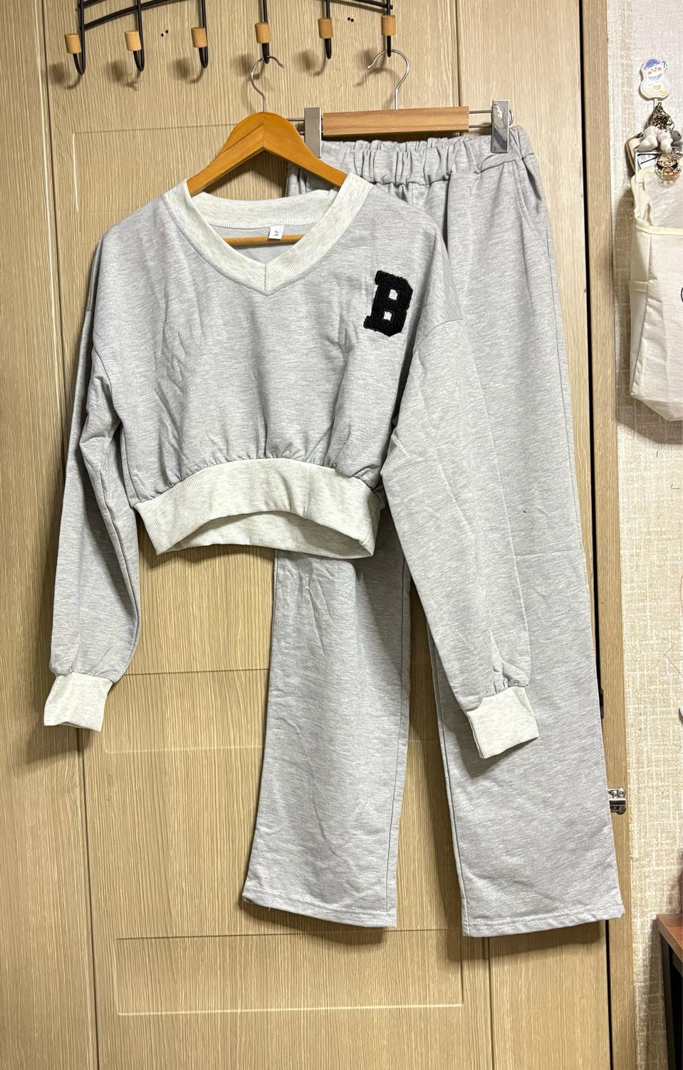 B패치 크롭브이넥 일자트레이닝팬츠 세트