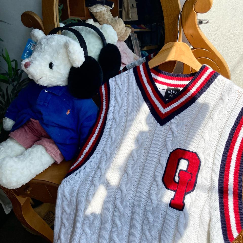 오아이오아이 배색 케이블 브이넥 베스트