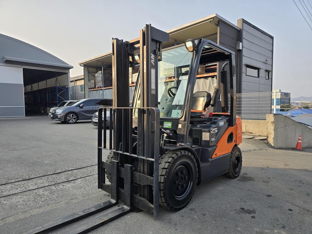중고지게차 신차급 두산 2.5톤 2018년식 디젤지게차 싸게 팝니다.