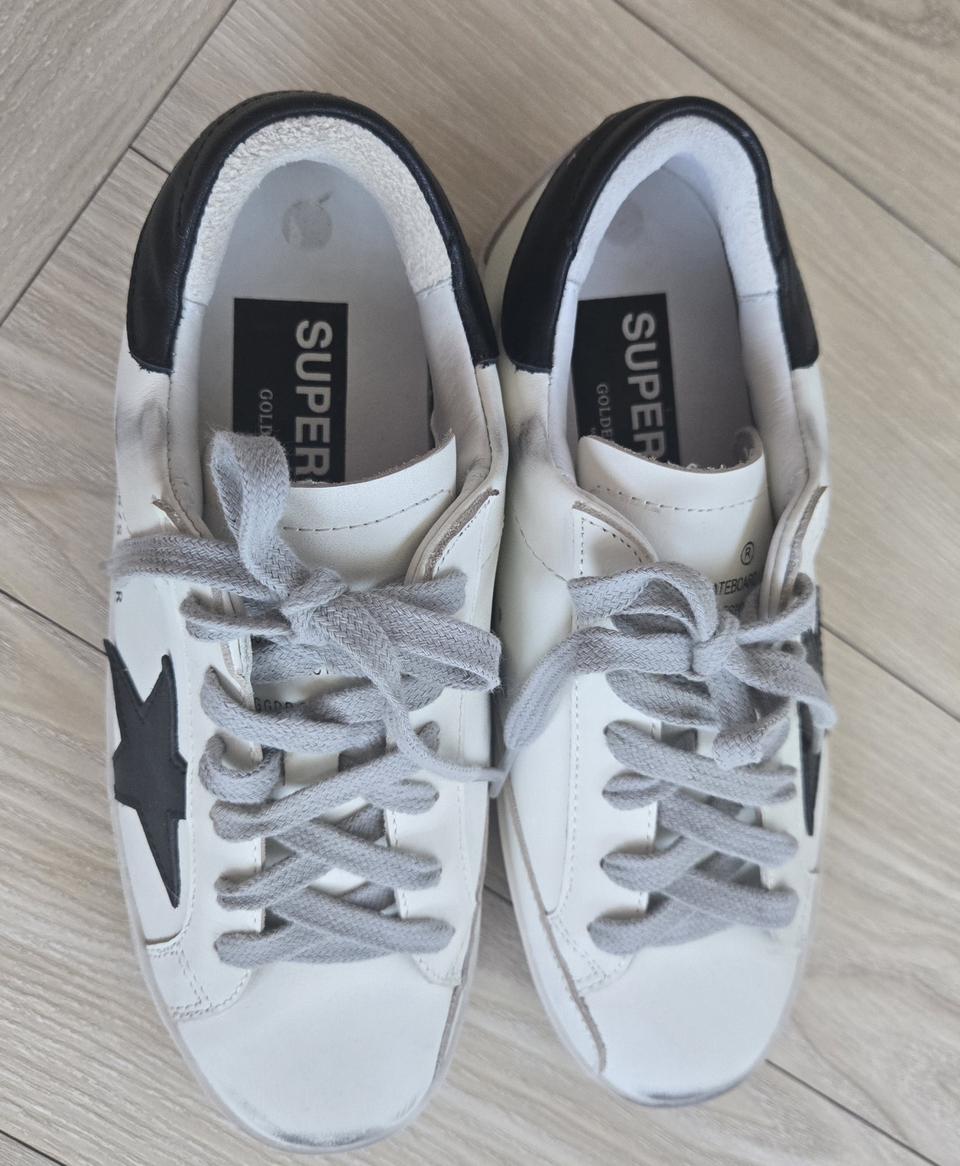 여)골든구스 화이트 블랙 슈퍼스타 클래식 스니커즈 37..235