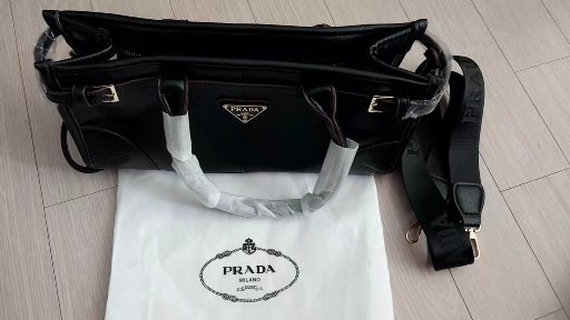 프라다 블랙 토트백 새상품