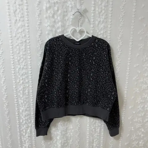 버커루 레오파드 크롭 맨투맨 호피 티셔츠 빈티지 차콜 블랙 가오리핏 여성