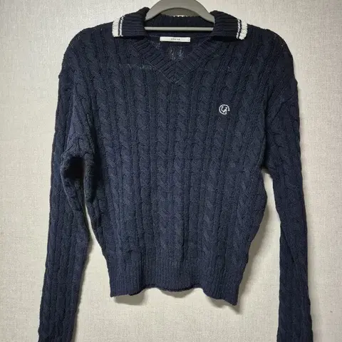 <새상품>(국산/고퀄)봄여름 카라 브이넥 자수 꽈배기 니트