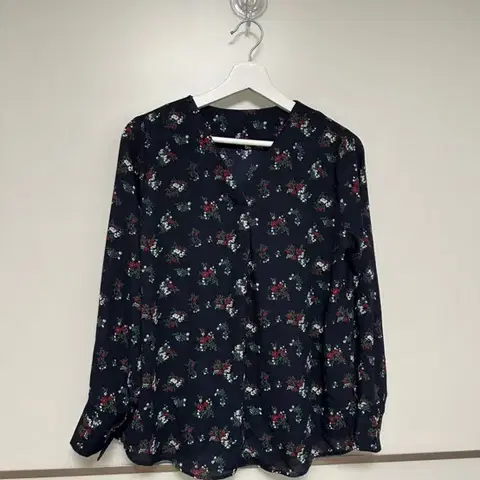 SOOS 브이넥 플로럴 블라우스 55