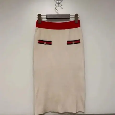 금장 버튼 아이보리 니트 스커트 free