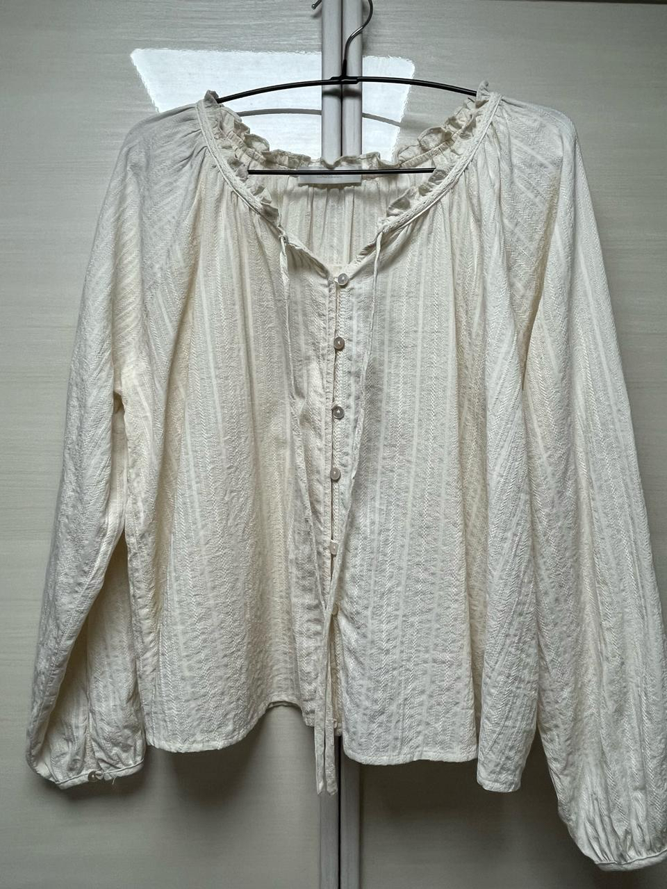 링서울 레이스 러플 블라우스(크림)