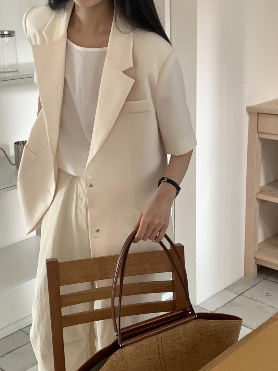 하객룩과 청바지 사이 심플해서 더 세련된 니드반팔자켓