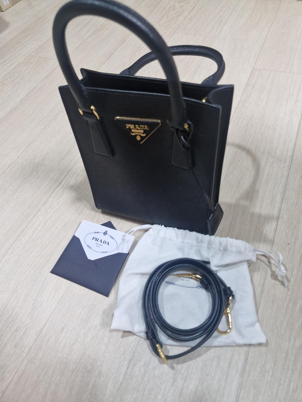 프라다 사피아노 레더 토트백 판매합니다