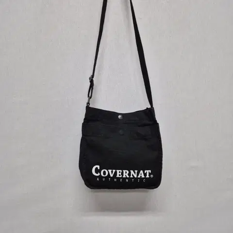 커버낫 어센틱 로고 스몰 크로스백 블랙