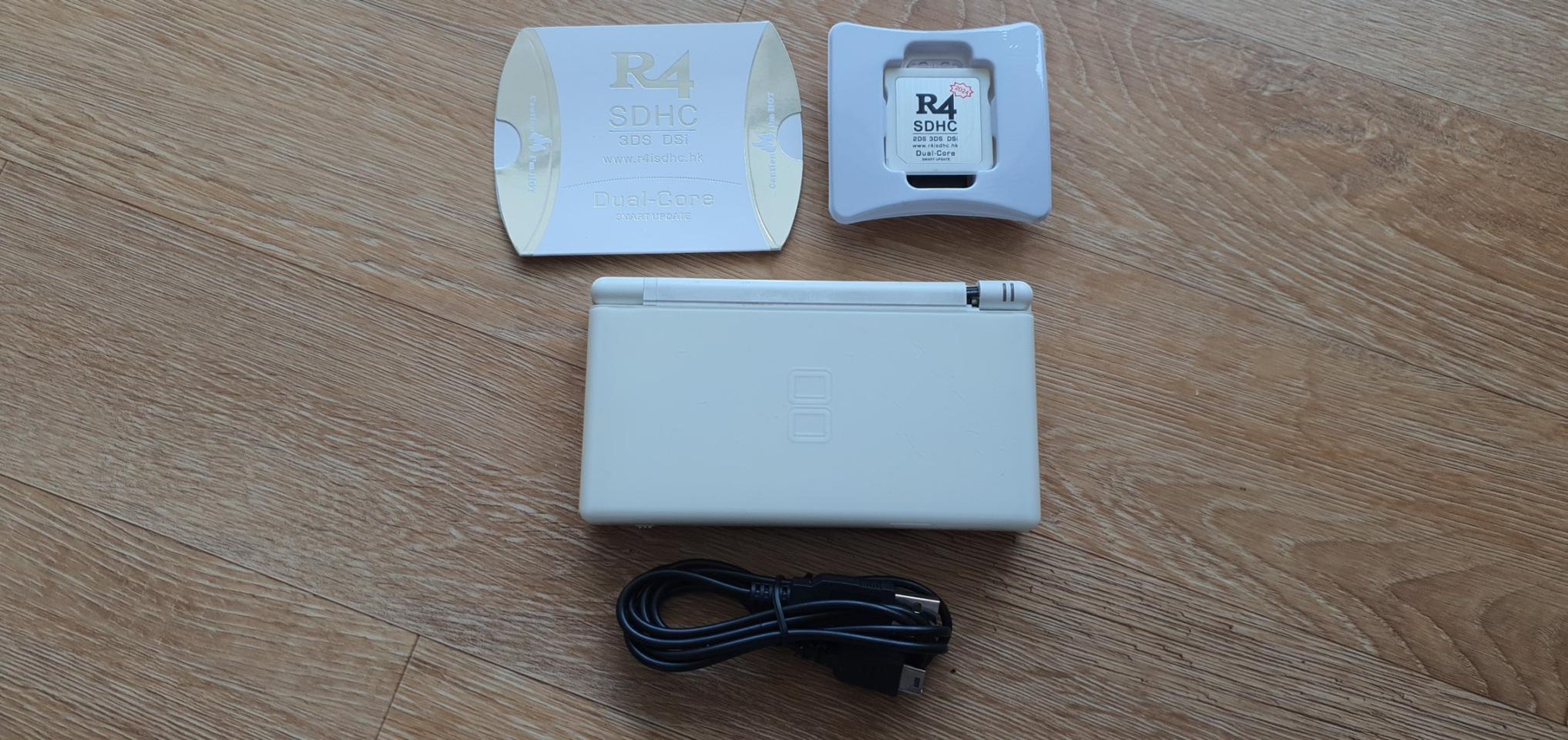 닌텐도 DS Lite. DS 라이트