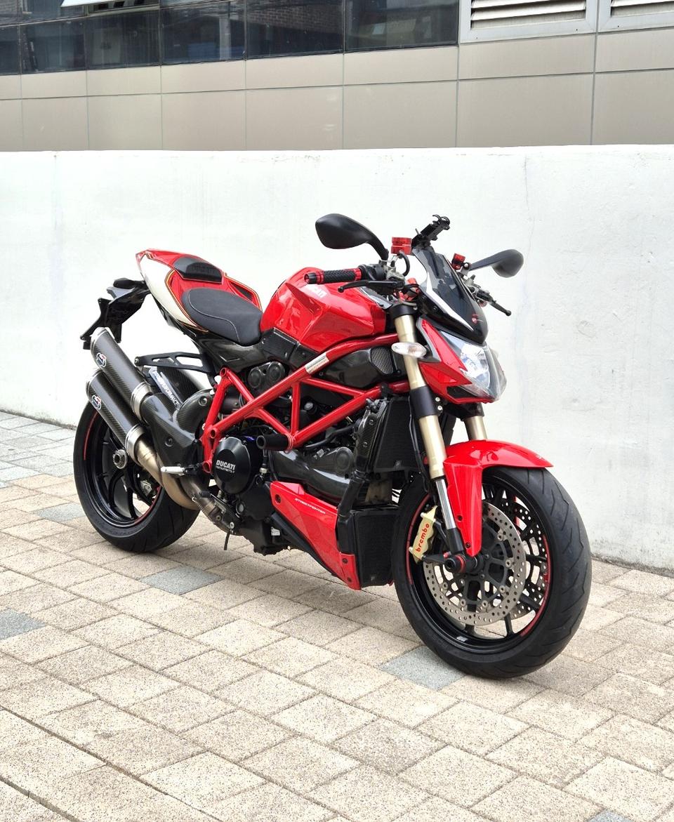2013년식 두카티 스트리트파이터 848 판매합니다.