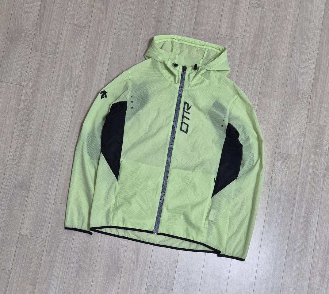 데상트 경량 후드집업