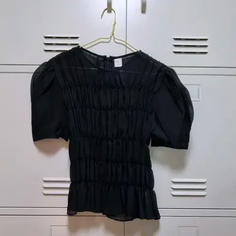 드모어 스모크 셔링 블라우스 - 블랙