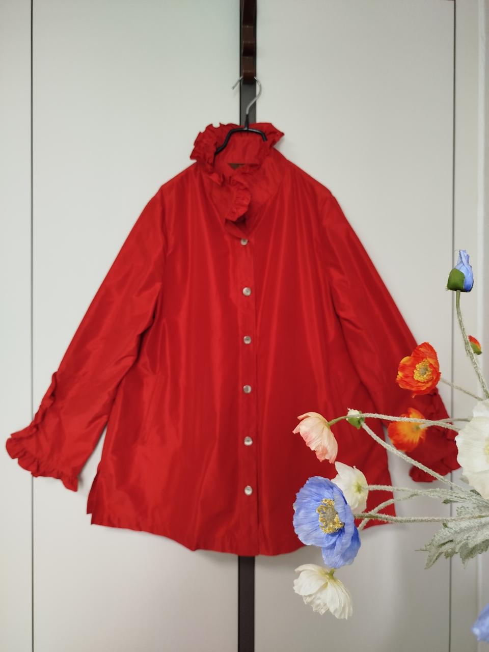 빨강 약광택 폴리원단 프릴소매와 카라장식 A라인 귀요미 자켓
