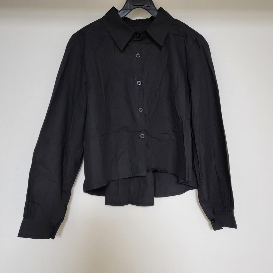 블랙 백플리츠 크롭 셔츠