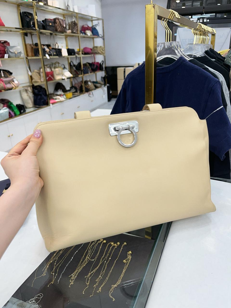 페레가모 간치니버클 숄더백