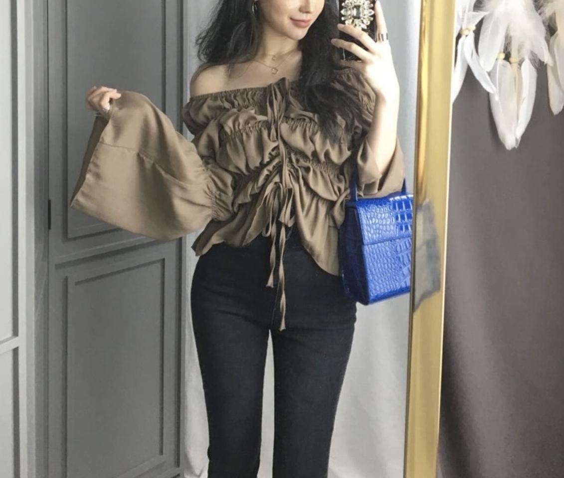 새상품) 브라운 오프숄더가능 스트링 셔링 프릴 블라우스 (44~77)