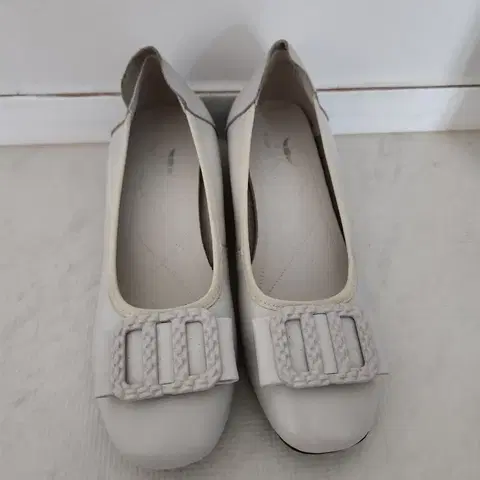 BTL베이지색 콤비 펌프스 230사이즈