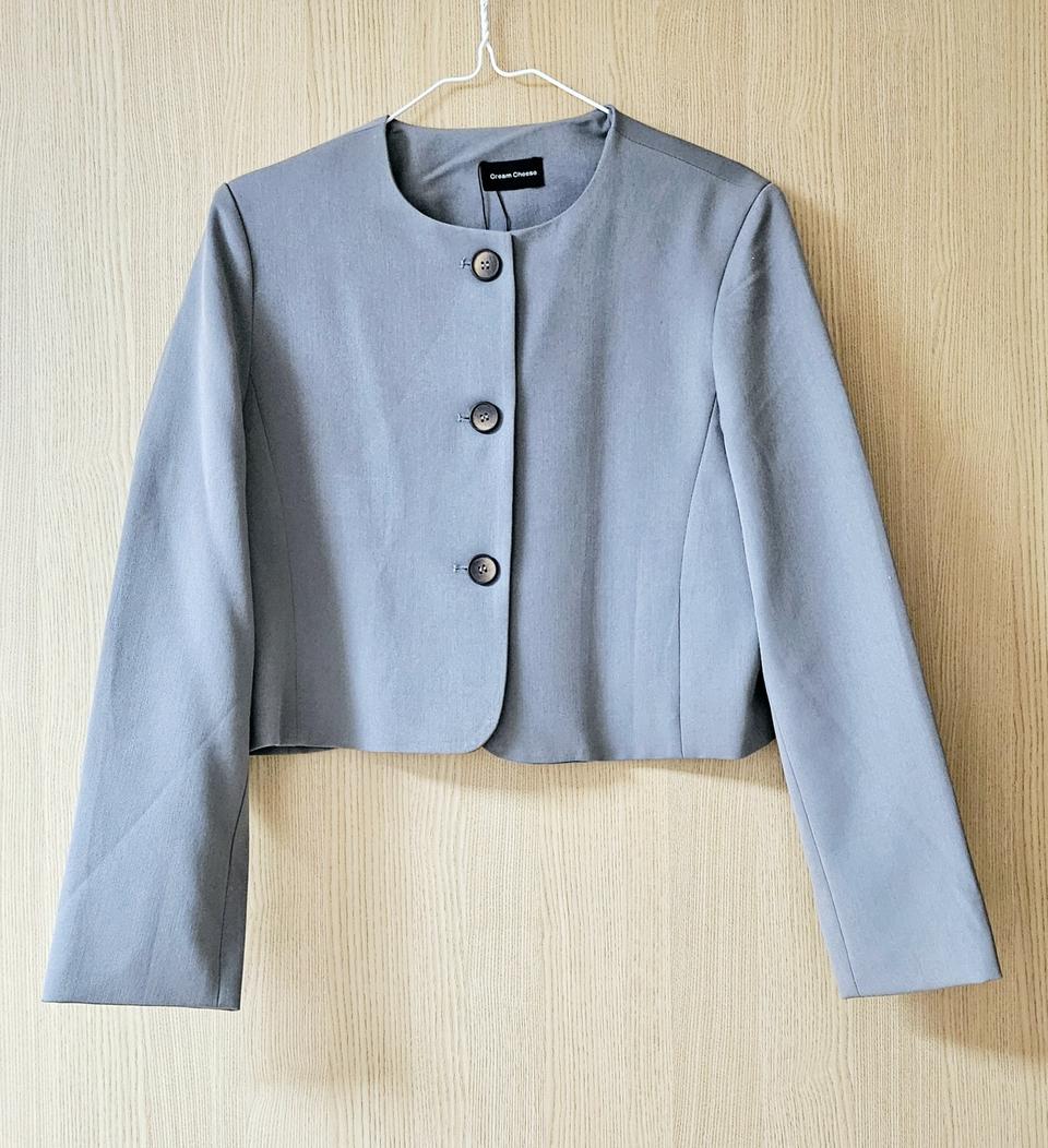 크림치즈 브랜드의 회색 크롭 자켓