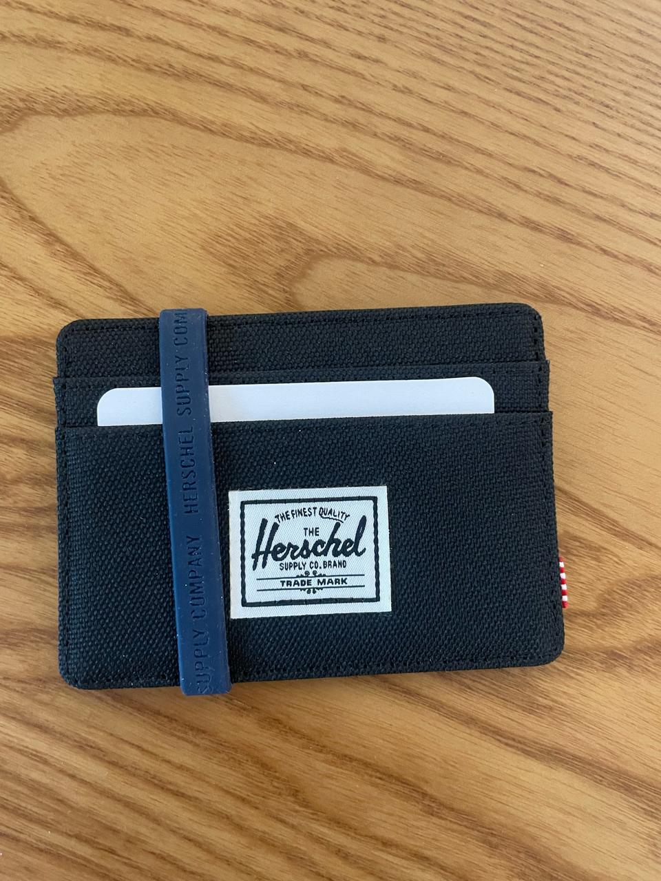 허쉘 카드지갑 판매합니다