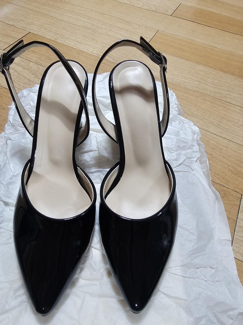 블랙 에나멜 슬링백 미들힐 235