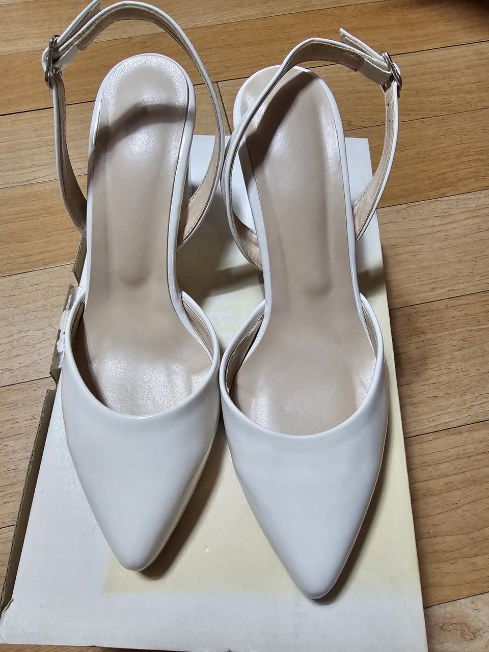 아이보리 에나멜 슬링백 미들힐 235