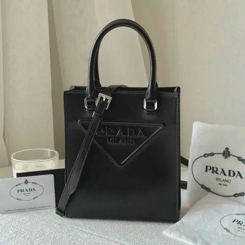 프라다 트라이앵글 엠보싱 로고 탑핸들 토트백 크로스백