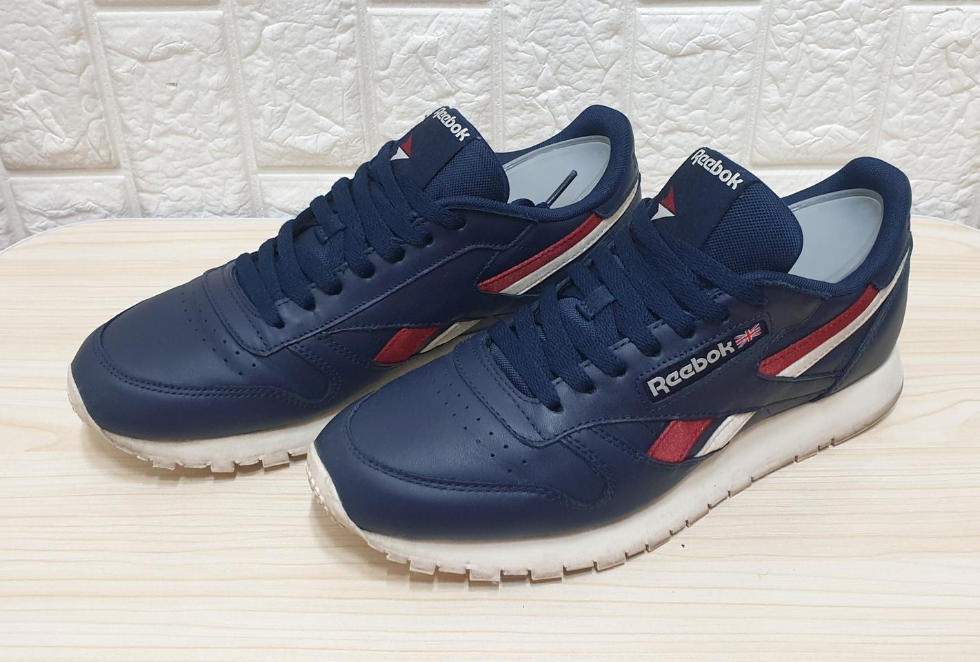 리복 클래식 레더. 네이비. 270.