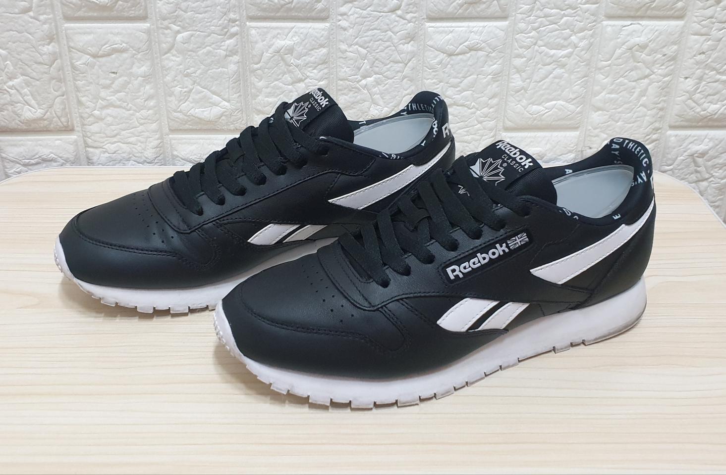 리복 클래식 레더. 블랙. 270.