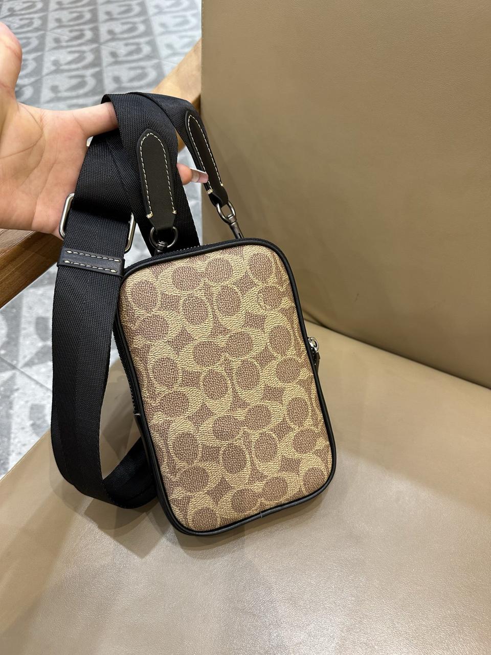 해외코치 남성 시그니처 Aden 크로스바디 CW364 2종색상