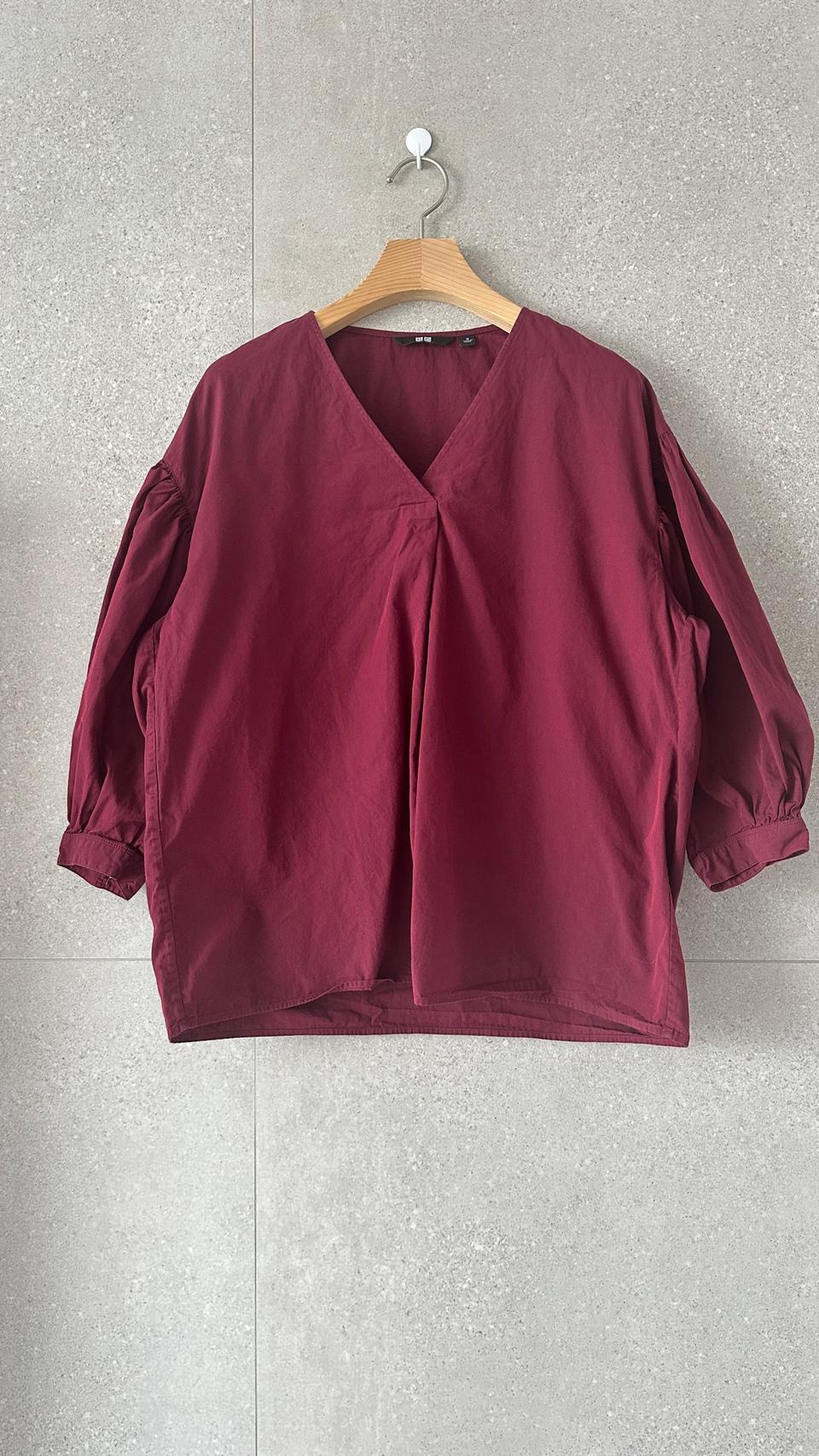 유니클로 브이넥 퍼프소매 반팔 티셔츠 블라우스 와인색