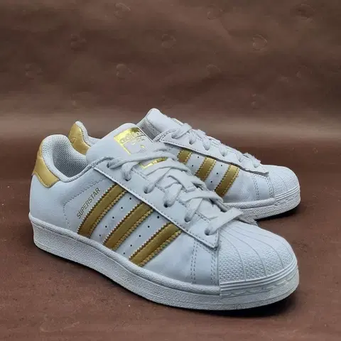 아디다스 슈퍼스타 골드 스니커즈 225,
